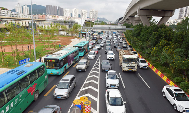 深圳“拉鏈車”首次亮相 助力交警疏導(dǎo)交通  - 東莞億豐拉鏈廠